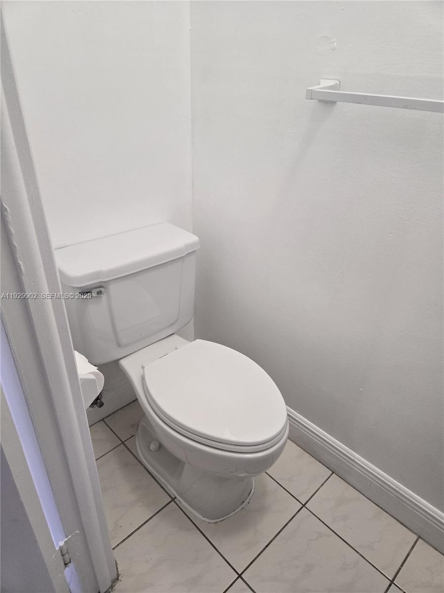 CORNERS OF KENDALL - Residential Lease