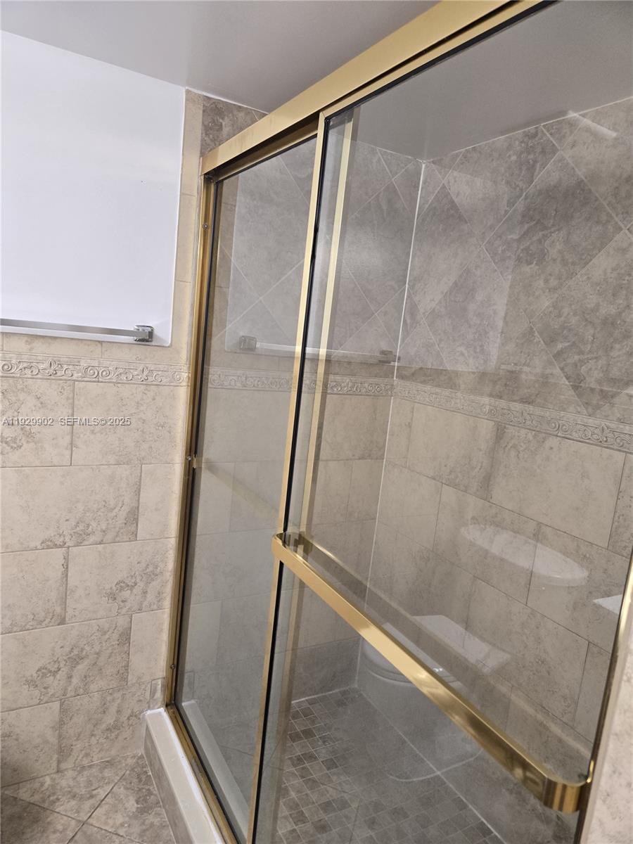 CORNERS OF KENDALL - Residential Lease