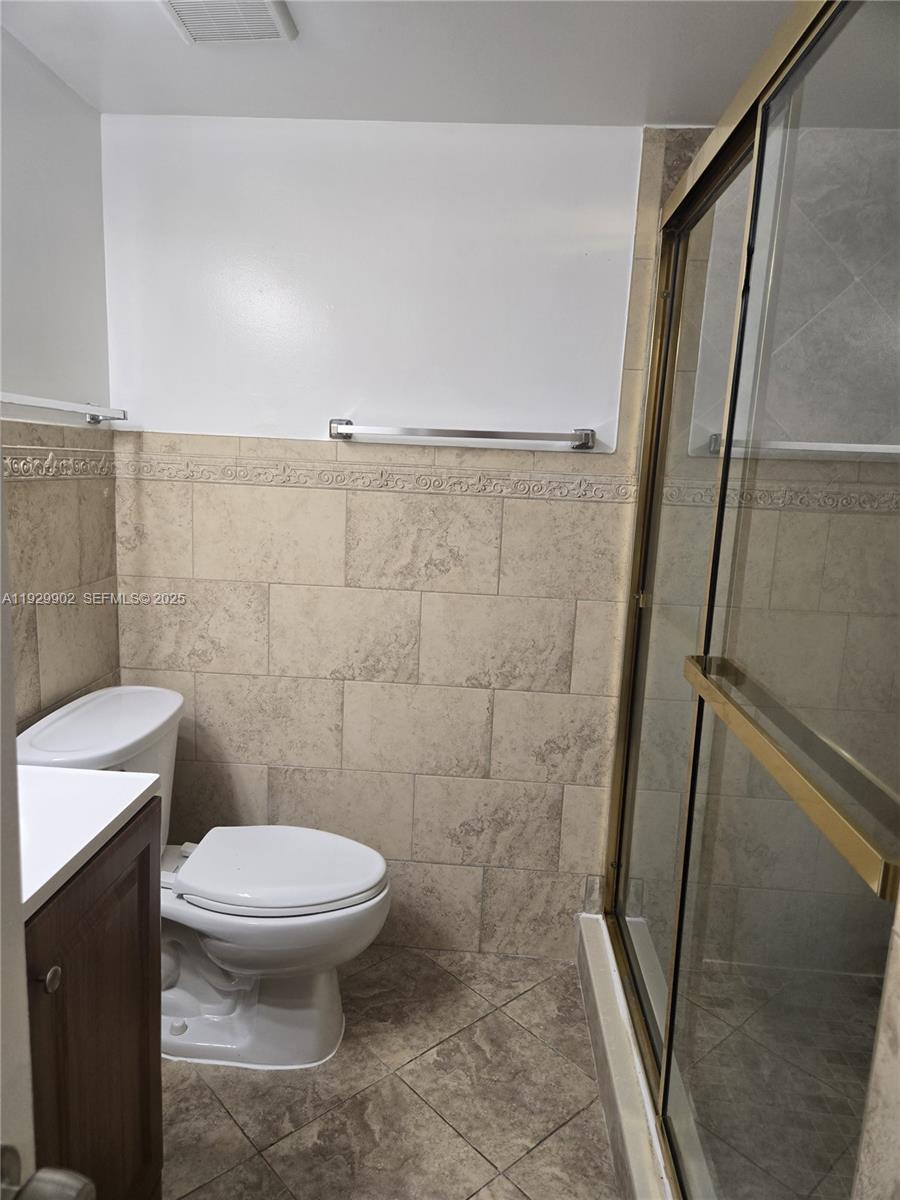 CORNERS OF KENDALL - Residential Lease