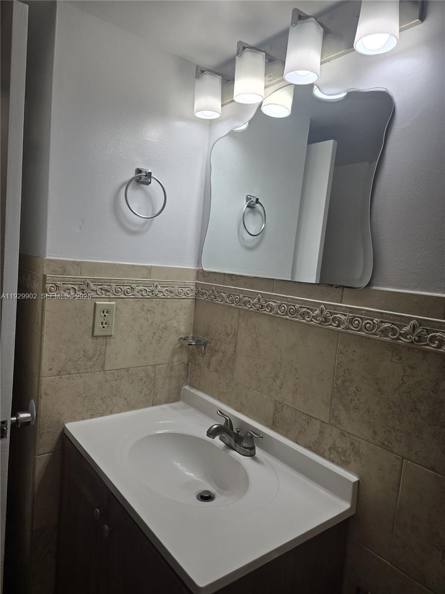 CORNERS OF KENDALL - Residential Lease