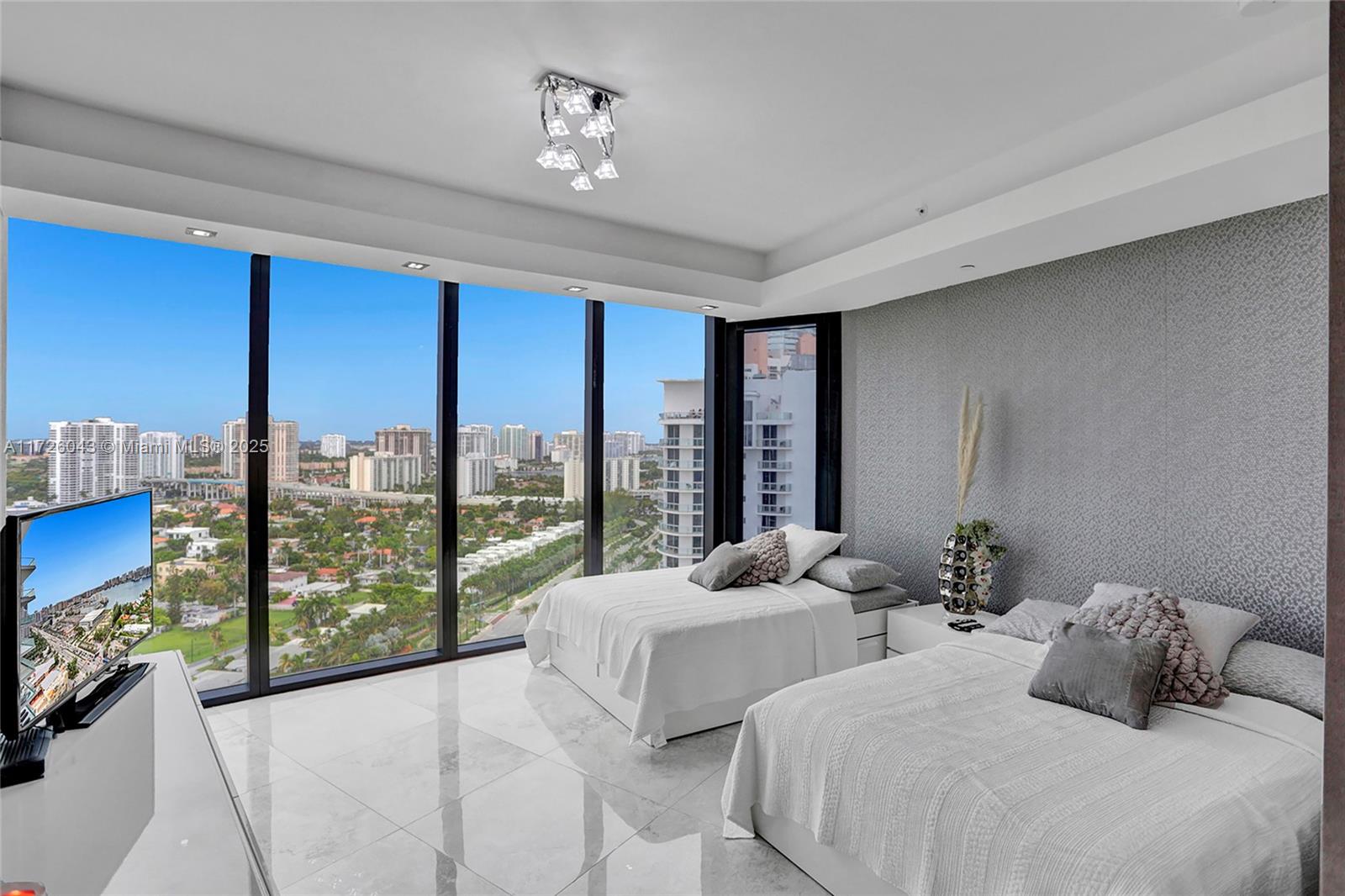 PORSCHE DESIGN TOWER - Residential