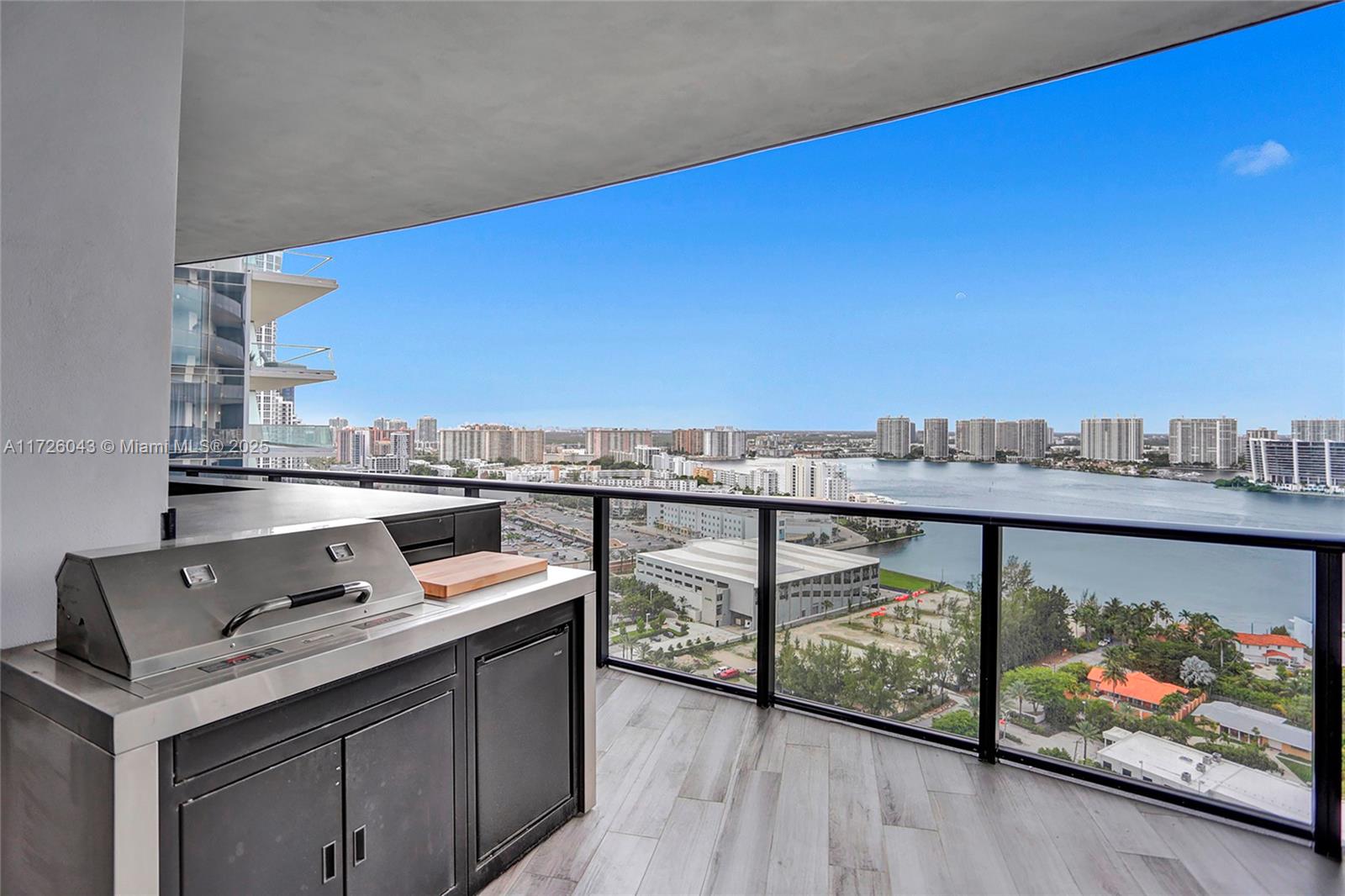 PORSCHE DESIGN TOWER - Residential