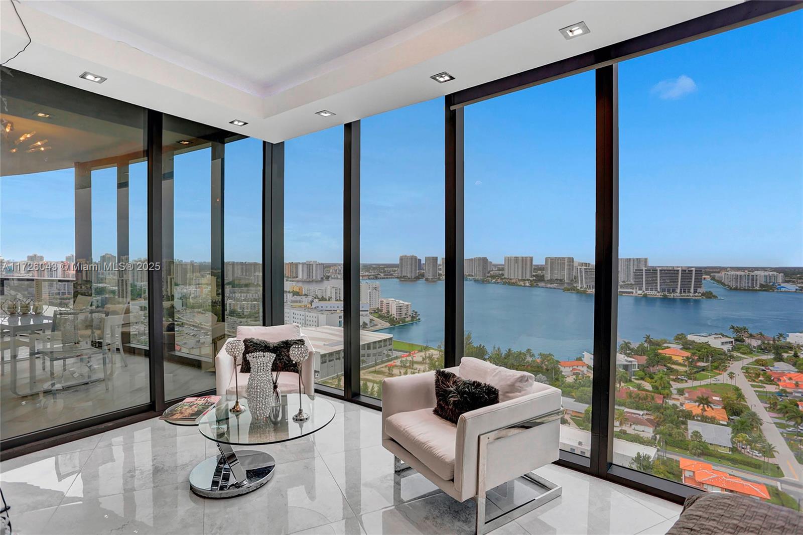 PORSCHE DESIGN TOWER - Residential