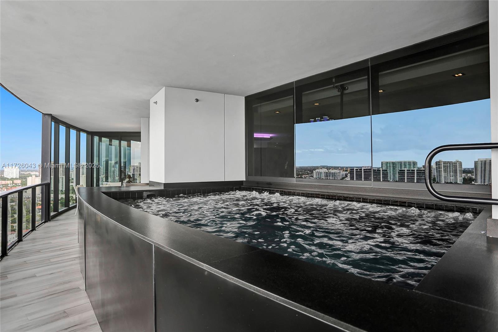 PORSCHE DESIGN TOWER - Residential