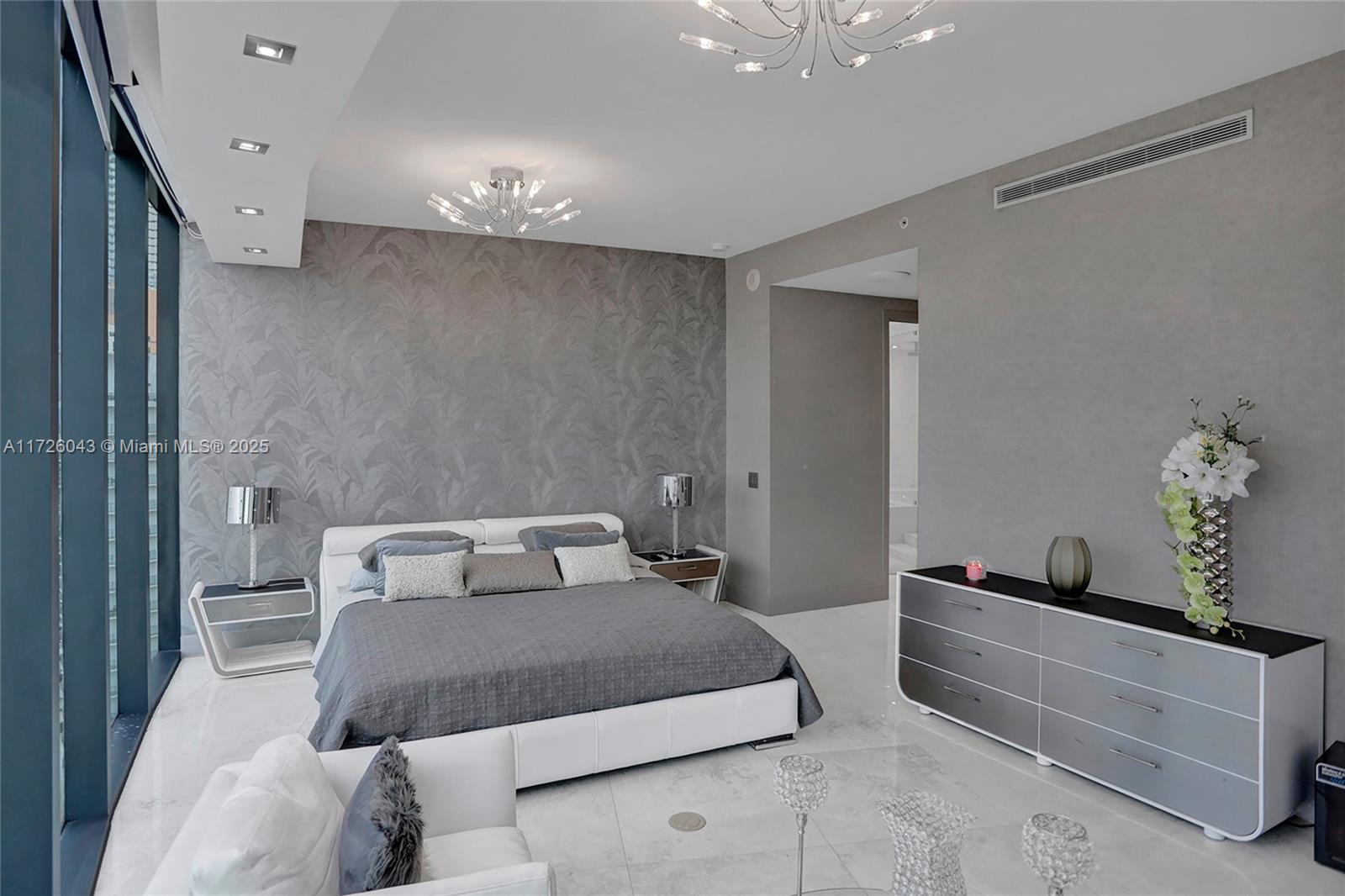 PORSCHE DESIGN TOWER - Residential