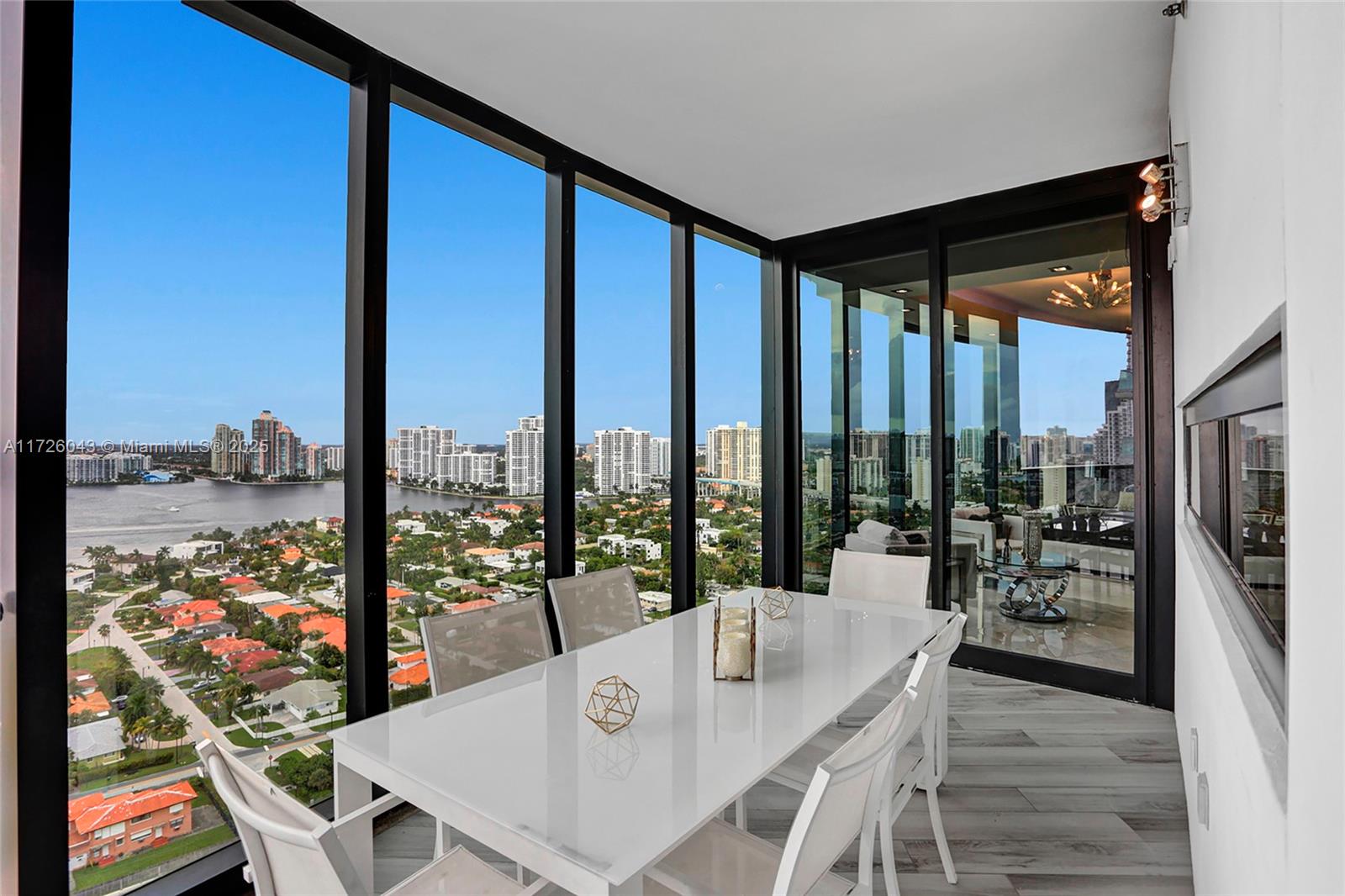 PORSCHE DESIGN TOWER - Residential