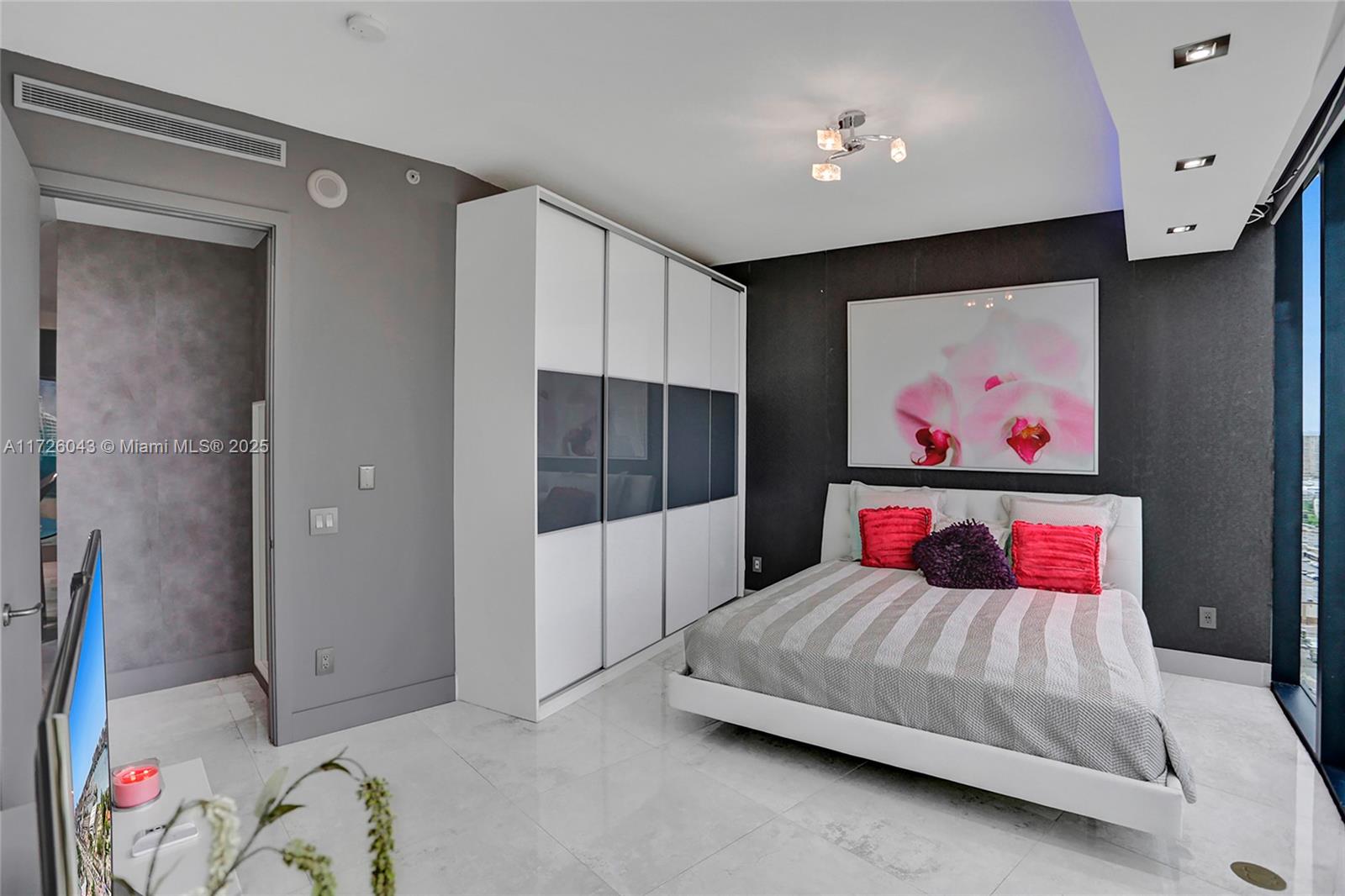 PORSCHE DESIGN TOWER - Residential