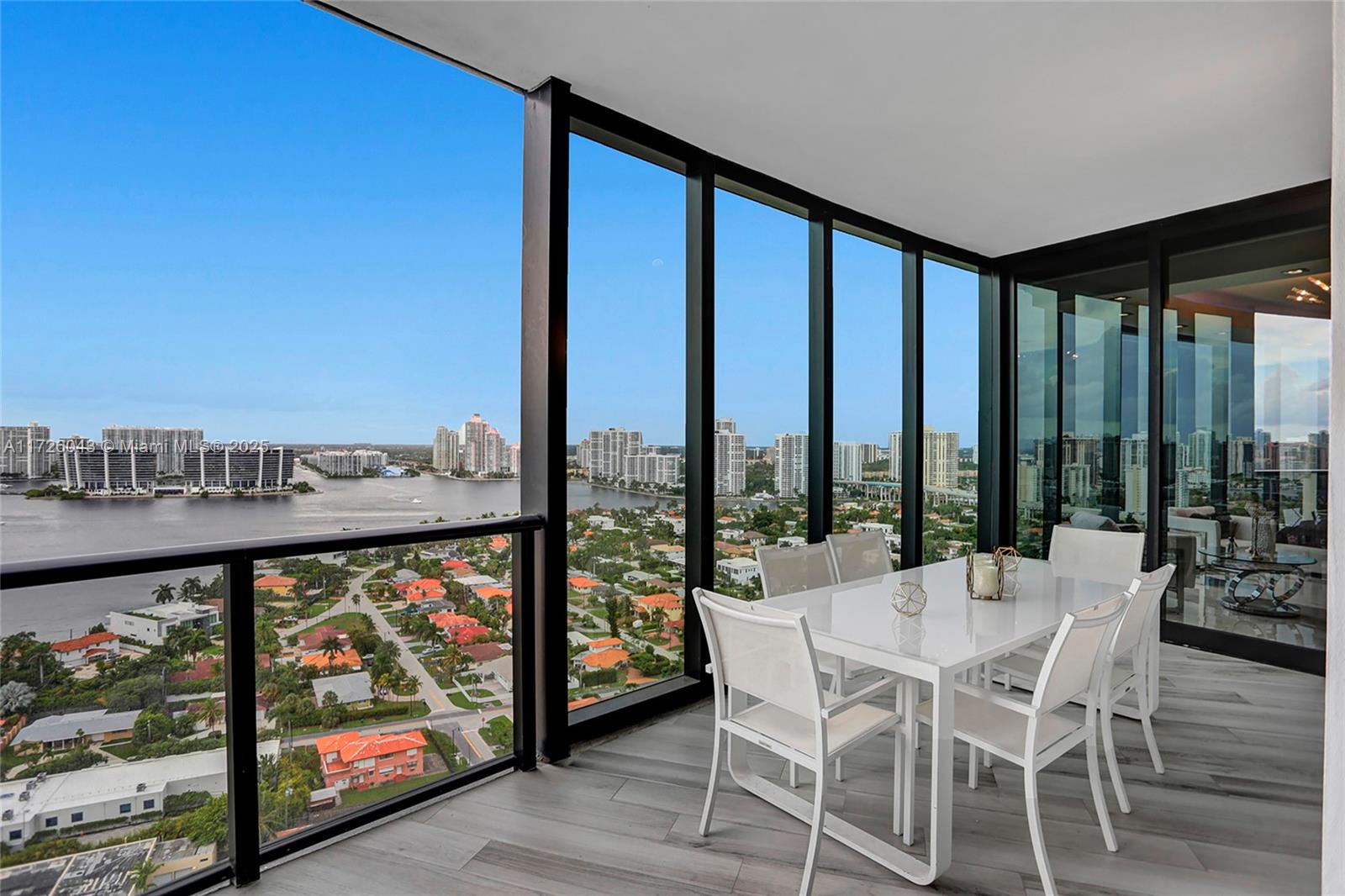 PORSCHE DESIGN TOWER - Residential