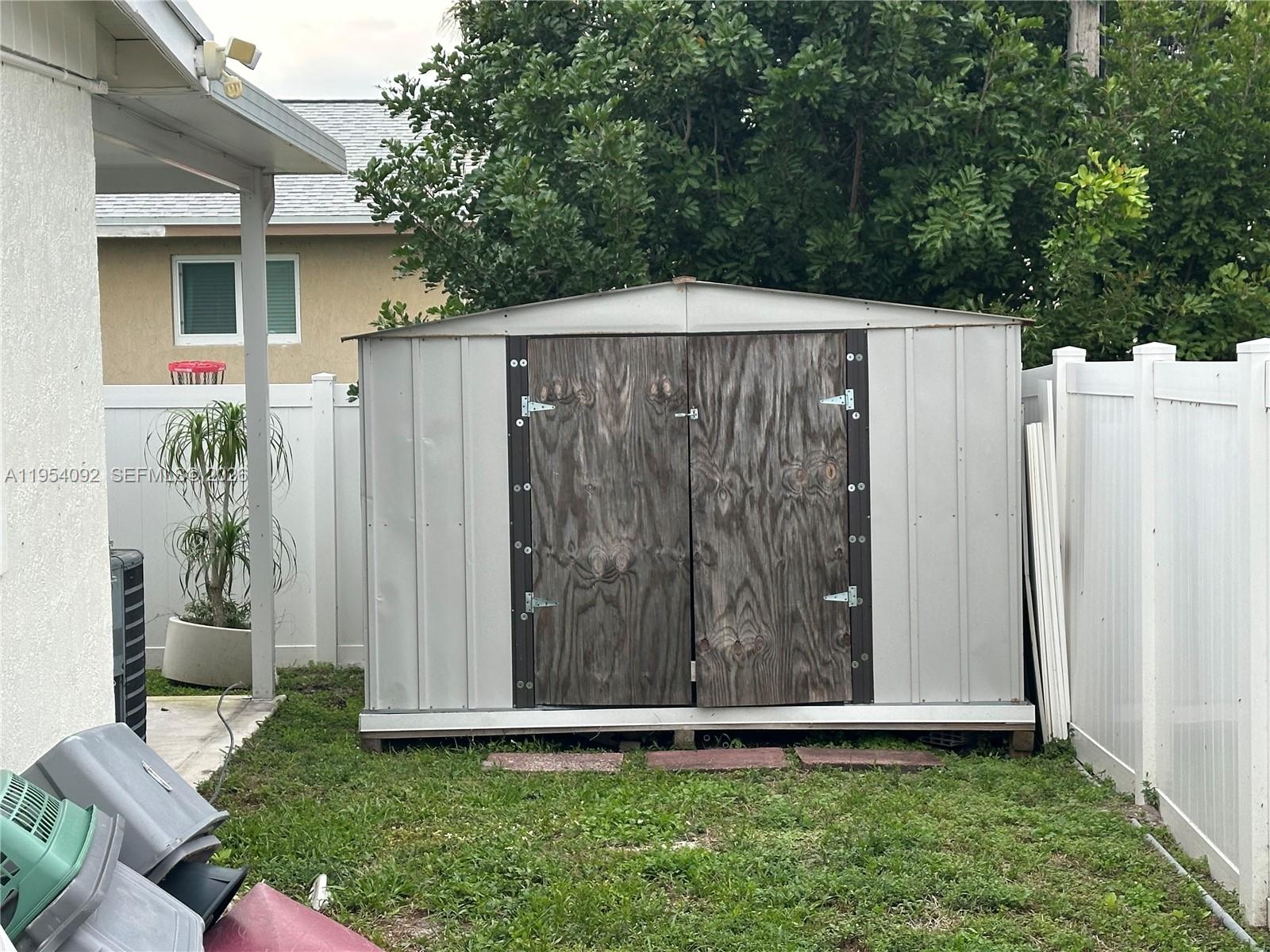 SILVER LAKE - Residential