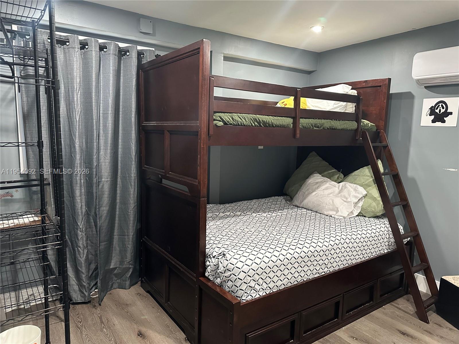 SILVER LAKE - Residential