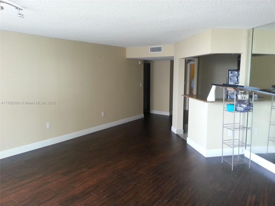 LARGE 1 BED,1.5 BATHS ON HIGH FLOOR..RENOVATED...NEW STAINLESS STEAL APPLIANCES..NEW WOOD KITCHEN CABINETS WITH GRANITE COUNTER TOP...NEW WOOD FLOORING ...PANORAMIC CITY VIEW...IN THE HEART OF AVENTURA. TENANT OCCUPIED, WILL SHOW WITH 24 HOURS NOTICE