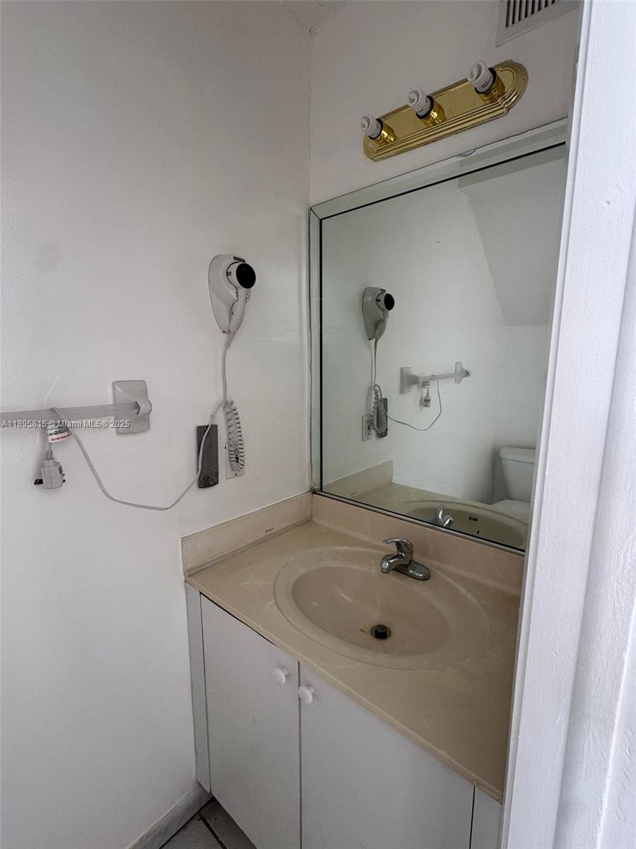 LAS VILLAS DE FOUNTAINBLE - Residential Lease