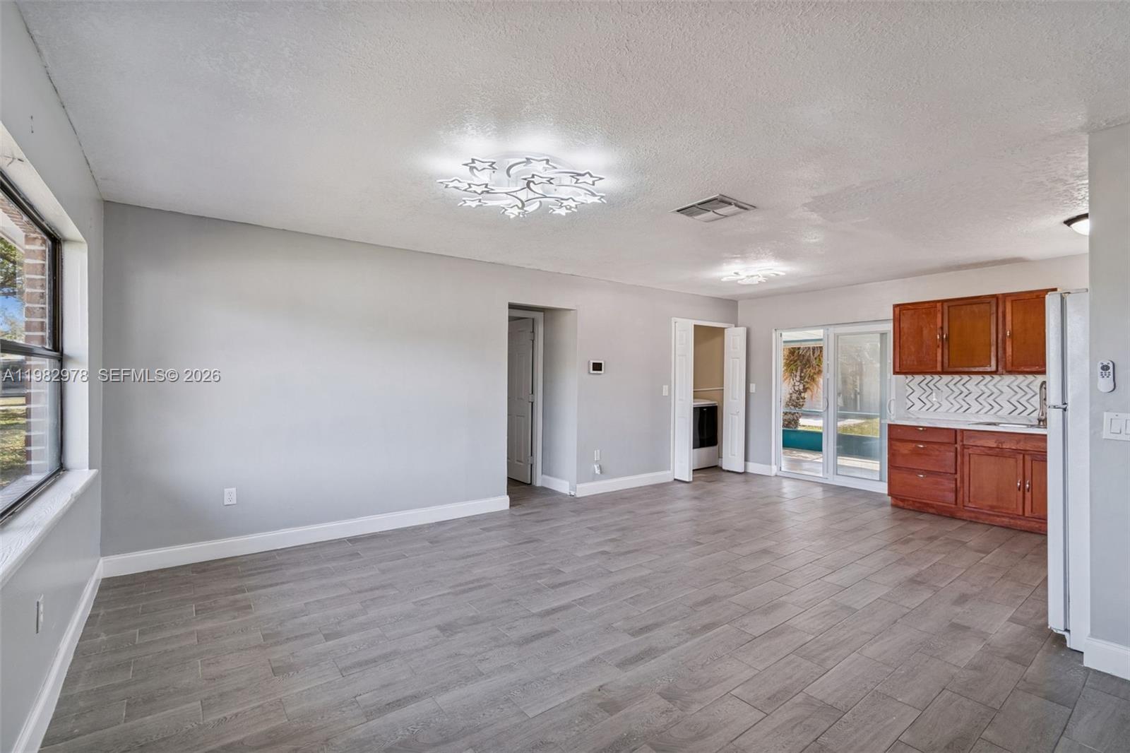 1402 ROLLING GREEN DR