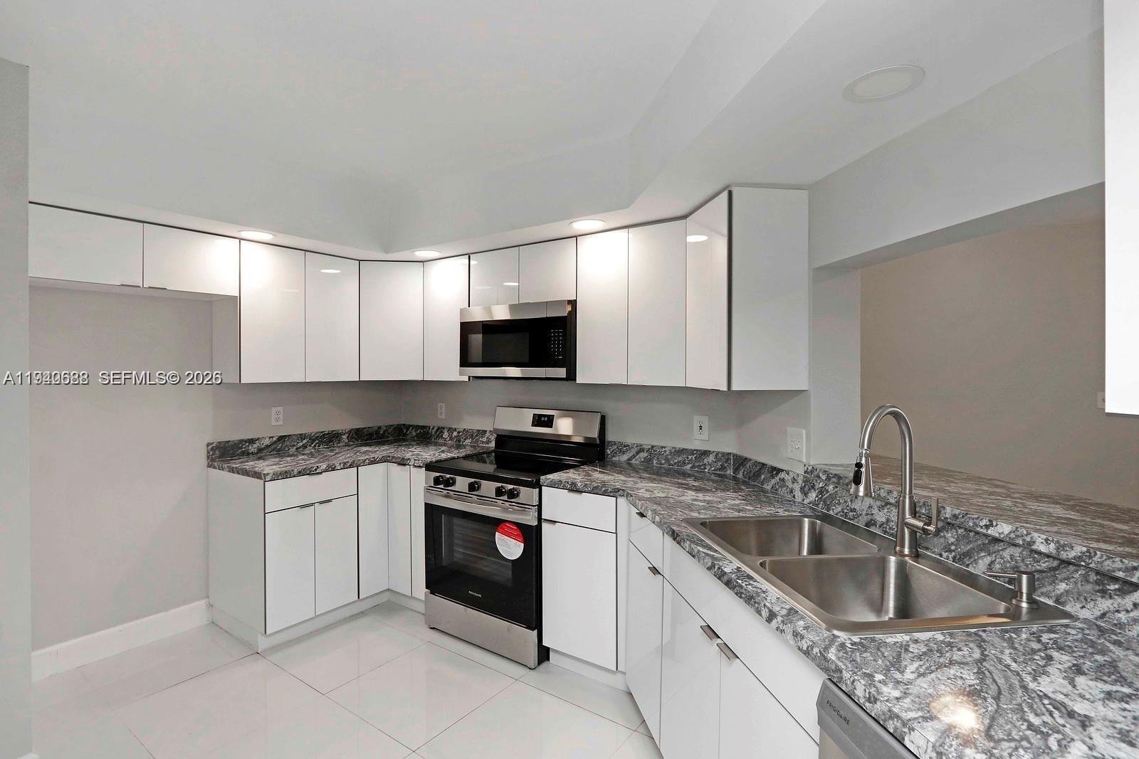 LAKESHORE CONDO 7 - Residential