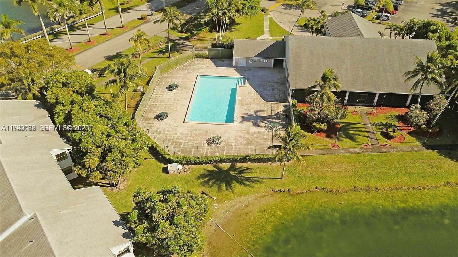 LAKESHORE CONDO 7 - Residential