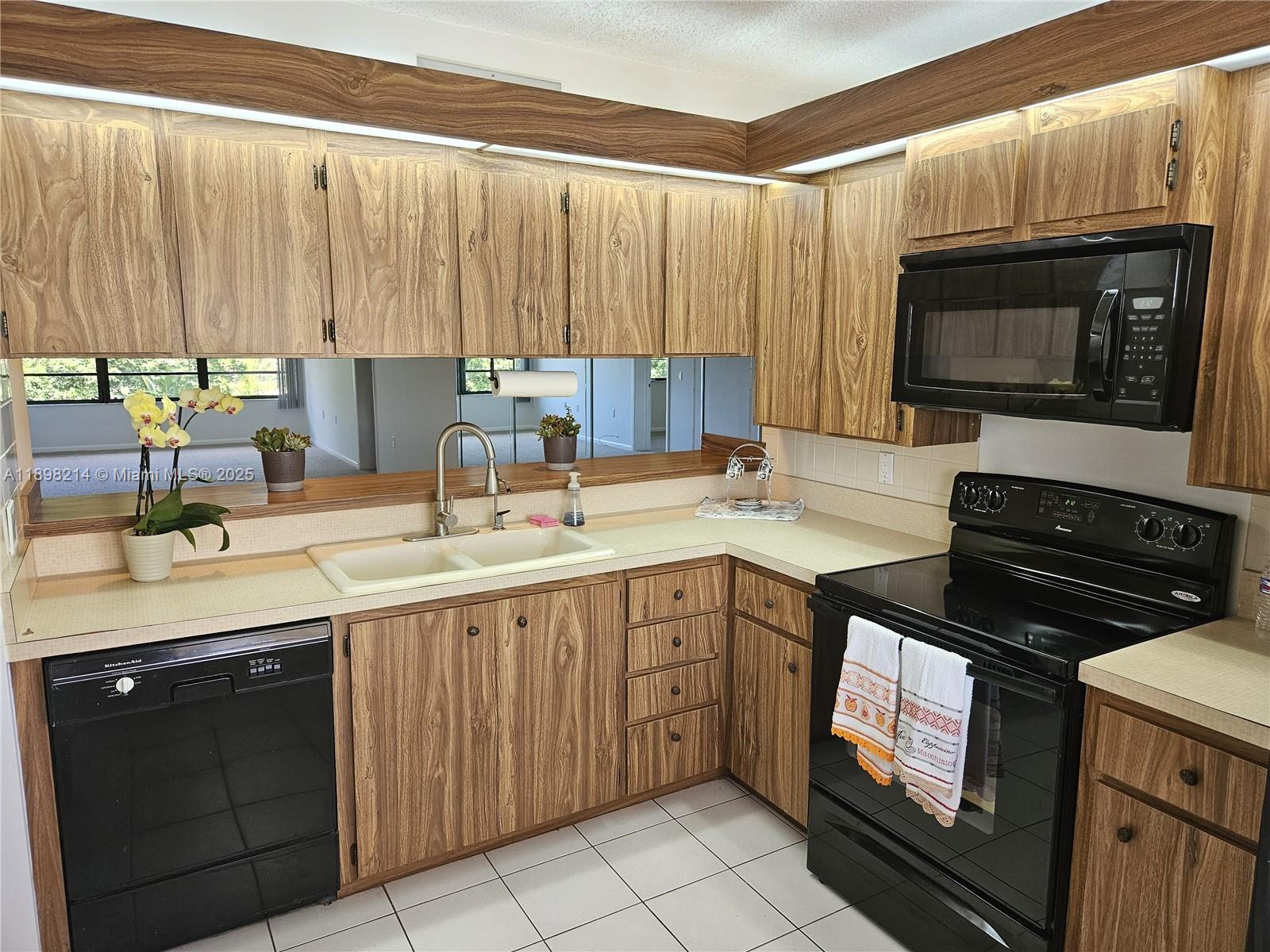 6085 Balboa Cir 403