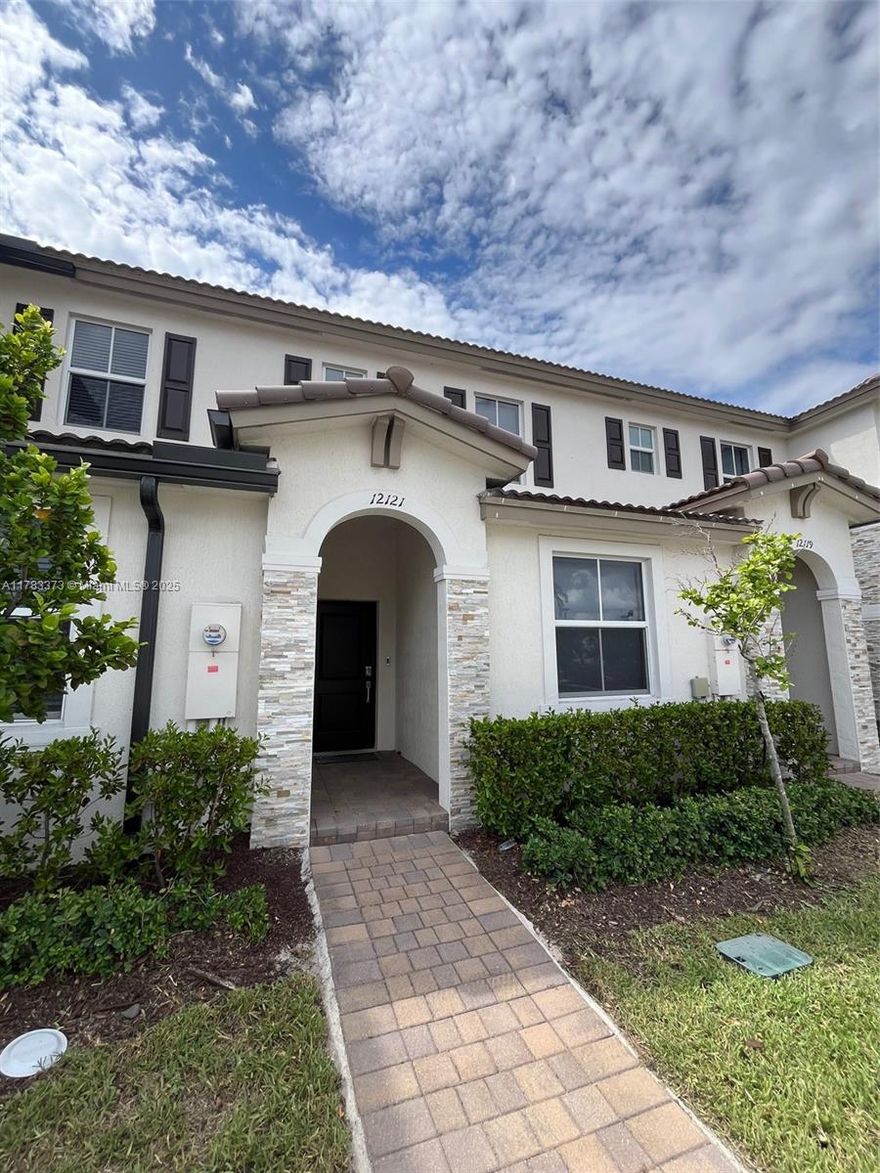 Beautiful Villa in Westview by Lennar, New construction and gated community. Full 3 Bedroom 3 Bathroom, Great space and cozy living area. Low HOA, The community has a Pool, Gym, Clubhouse, Dog Park and Playground for kids. Close to Highways and shoppings plaza, restaurants and more. Great for investors or don't miss your chance to live in this vibrant community. Seller Motivated!