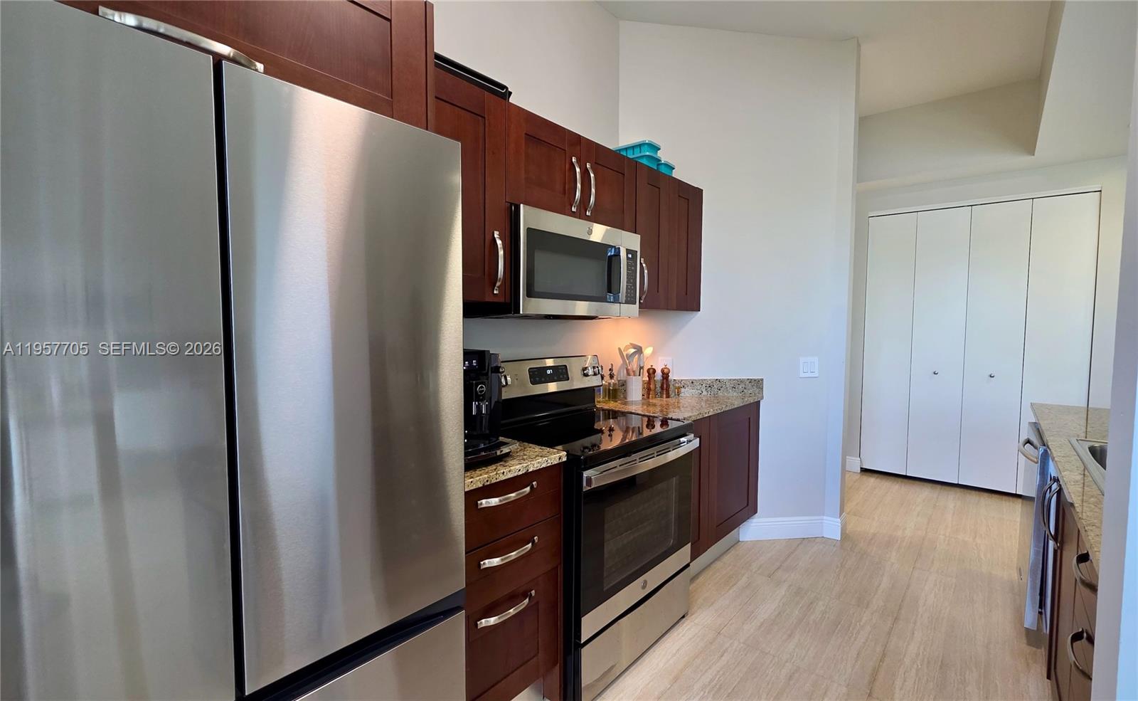 TURNBERRY VLG NO TOWER CO - Residential Lease