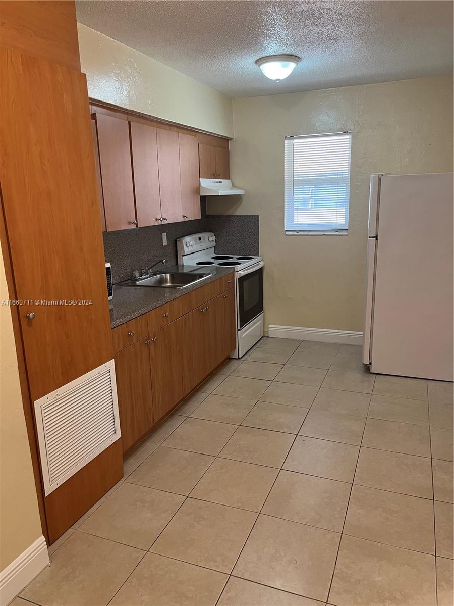 TOWN OF HIALEAH FLA - Residential Lease
