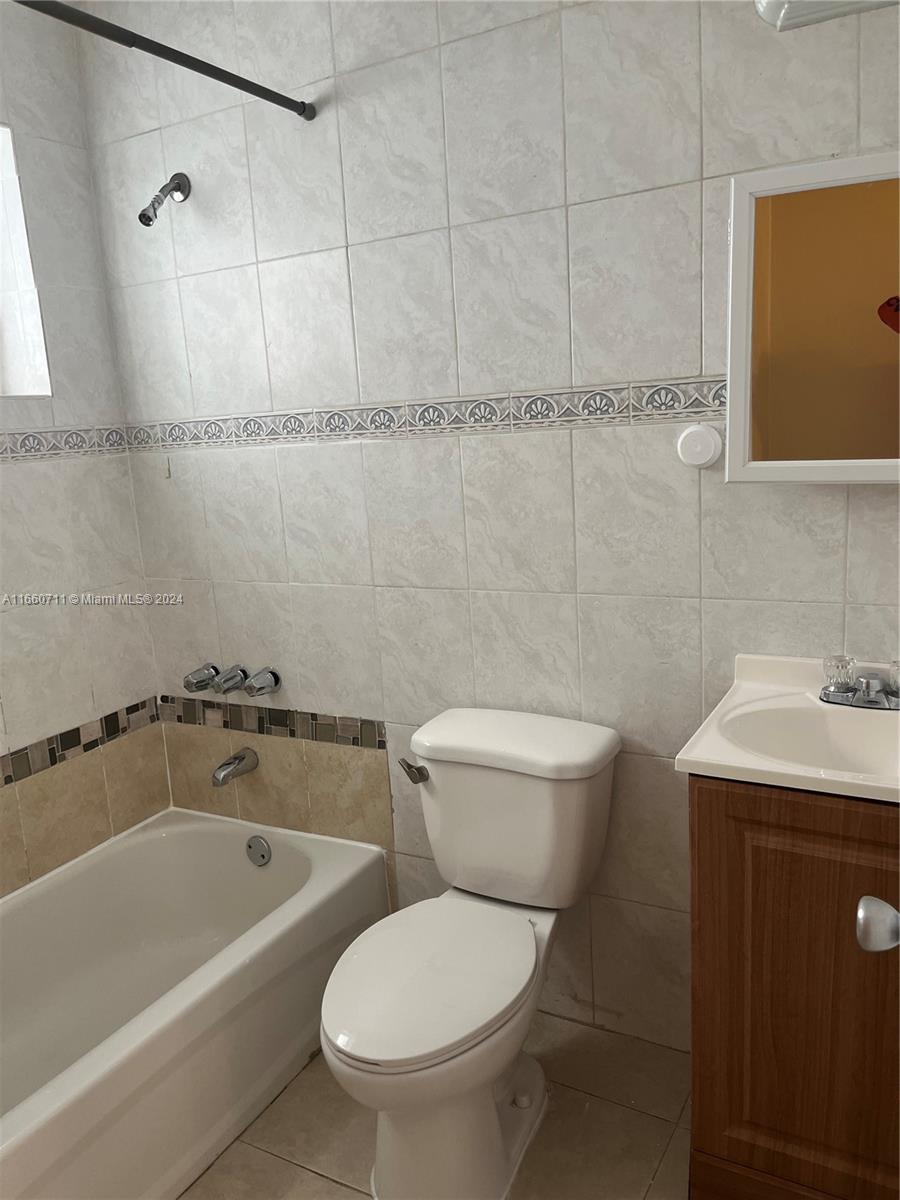 TOWN OF HIALEAH FLA - Residential Lease