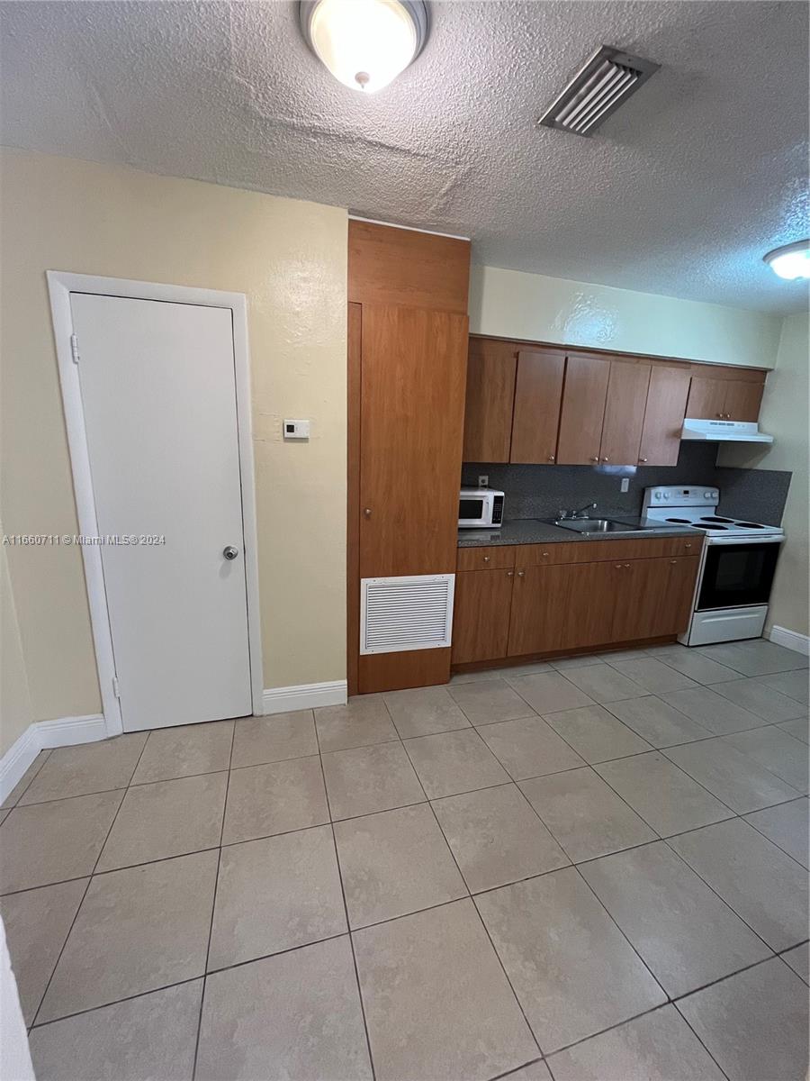 TOWN OF HIALEAH FLA - Residential Lease