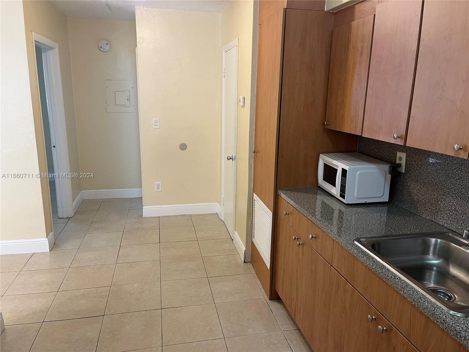 TOWN OF HIALEAH FLA - Residential Lease