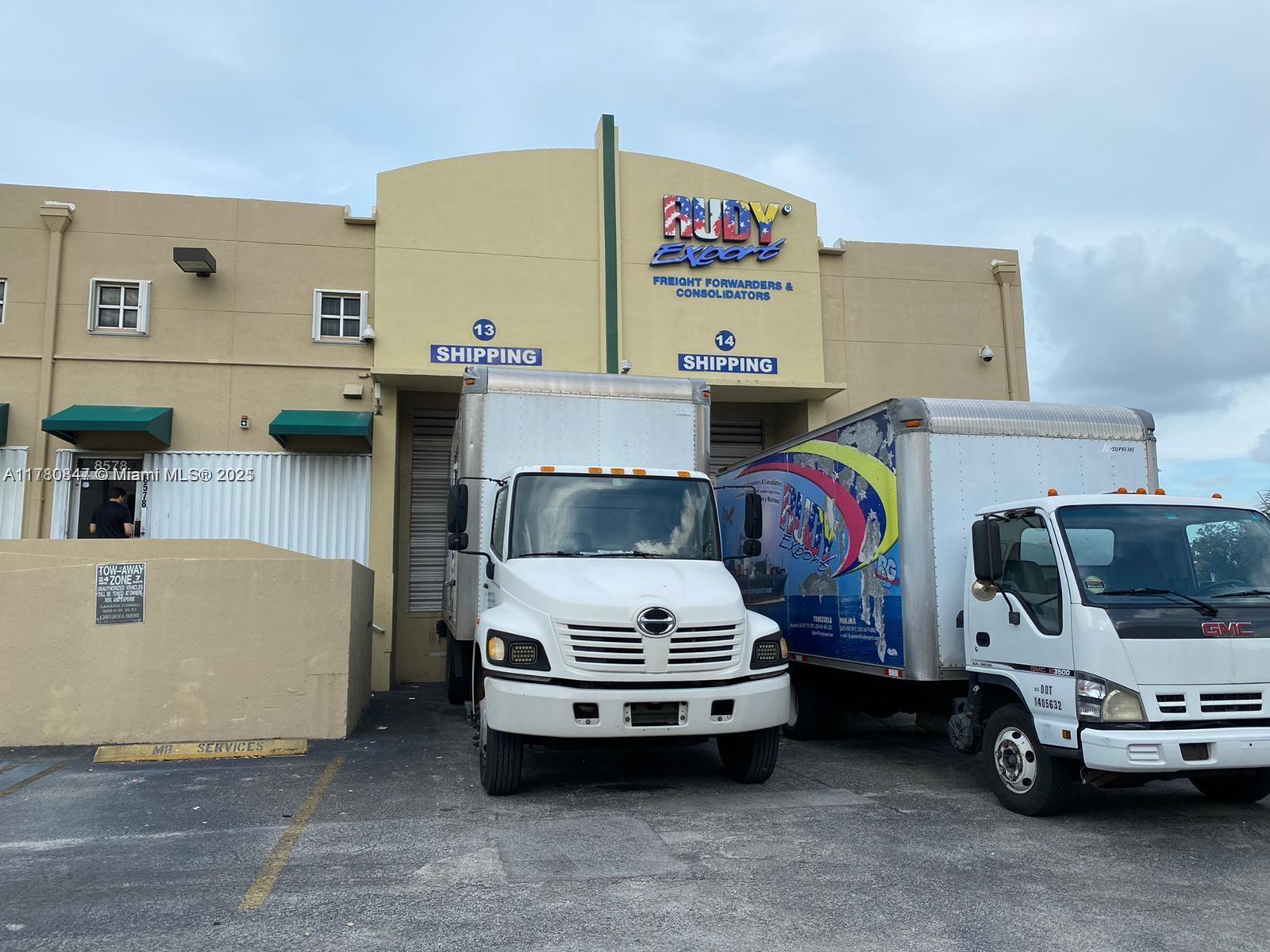Spectacular warehouse with dock and ramp, plus 4 offices available. The warehouse is air-conditioned. Assigned parking spaces and additional parking available. Located in the best area of Doral.