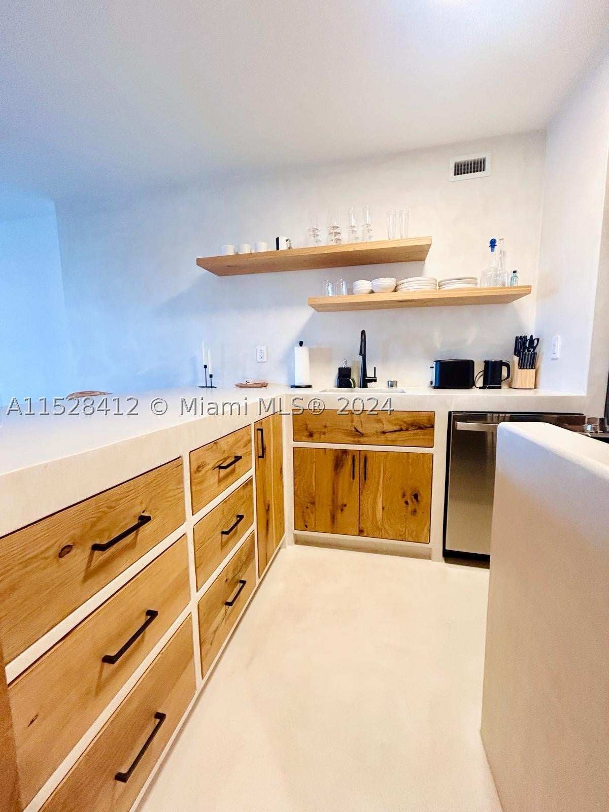 100 Lincoln Rd 1543