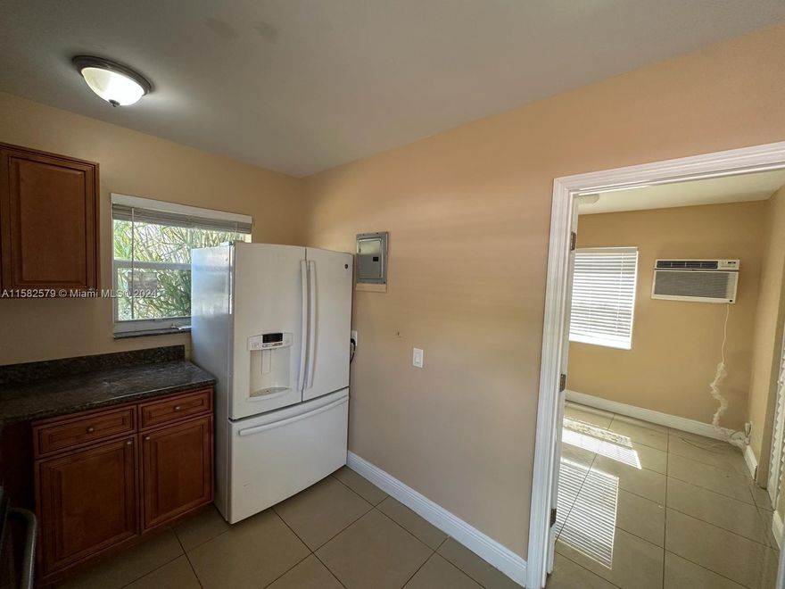 A very nice 1-bedroom, 1-bathroom apartment in an excellent location, freshly painted with tile flooring throughout, and featuring a granite countertop with an open kitchen design.
