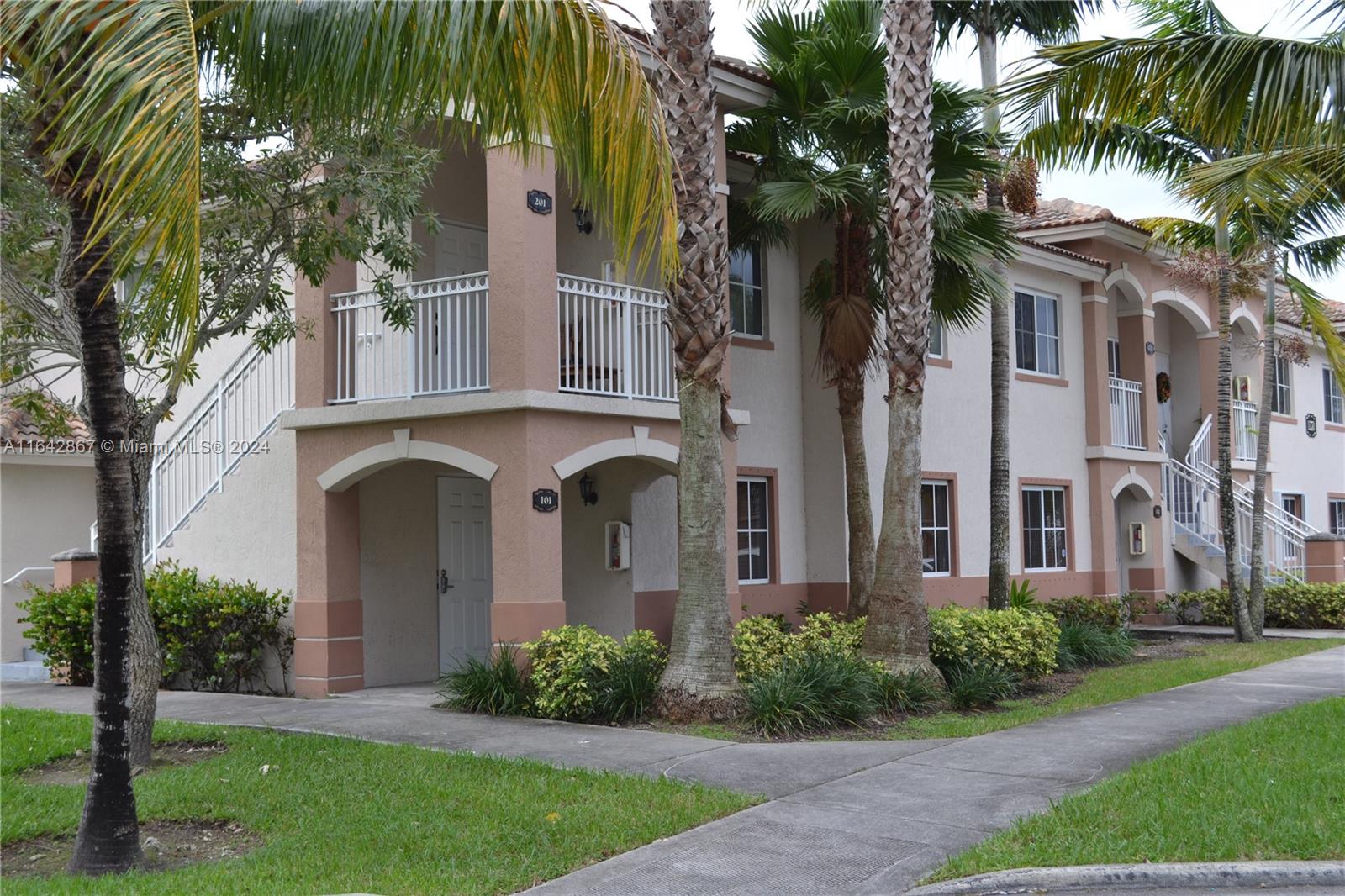 Property for Sale at 1270 Se 27th St 101, Homestead, Miami-Dade County, Florida - Bedrooms: 3 
Bathrooms: 2  - $280,000