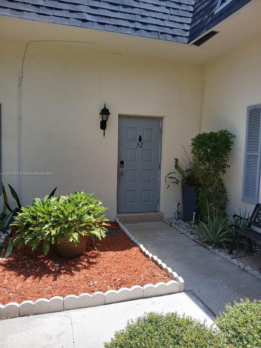 VERSAILLES VILLAS - Residential Lease