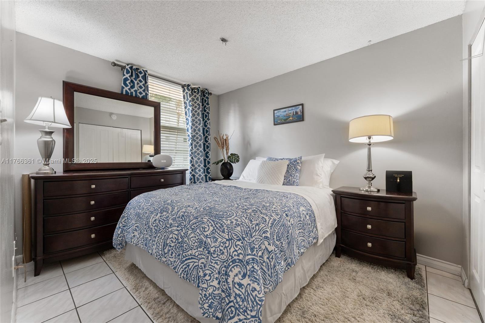 LAKESHORE AT UNIVERSITY P - Residential