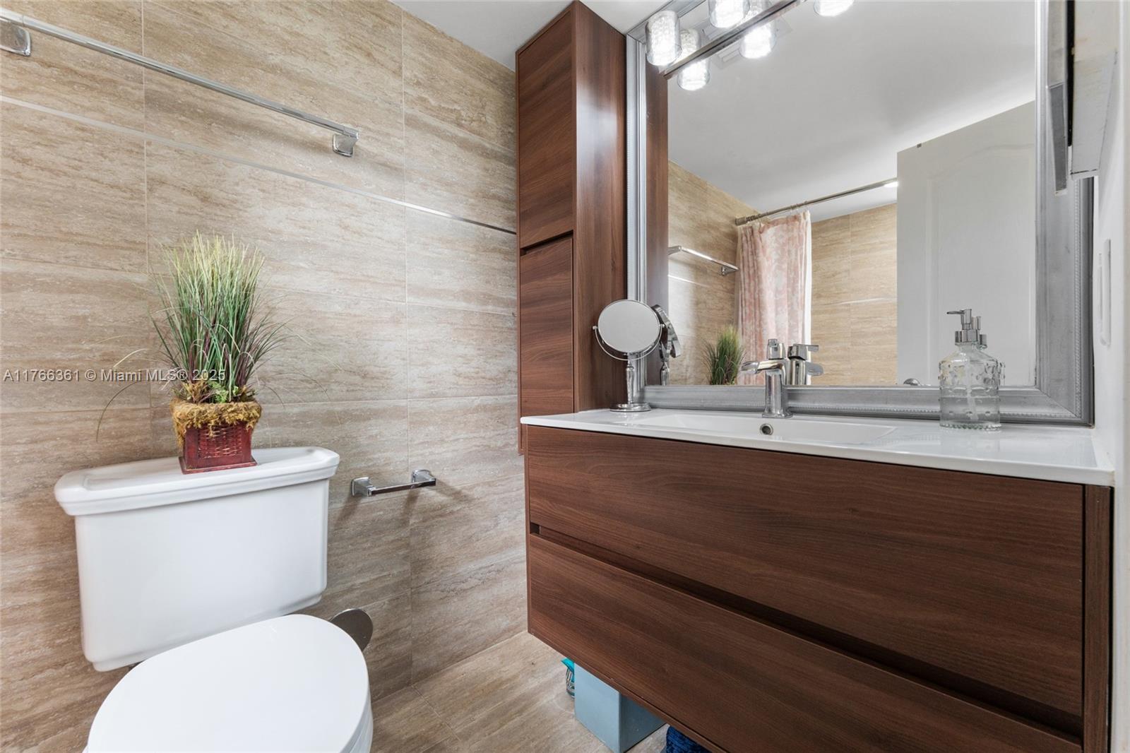 LAKESHORE AT UNIVERSITY P - Residential