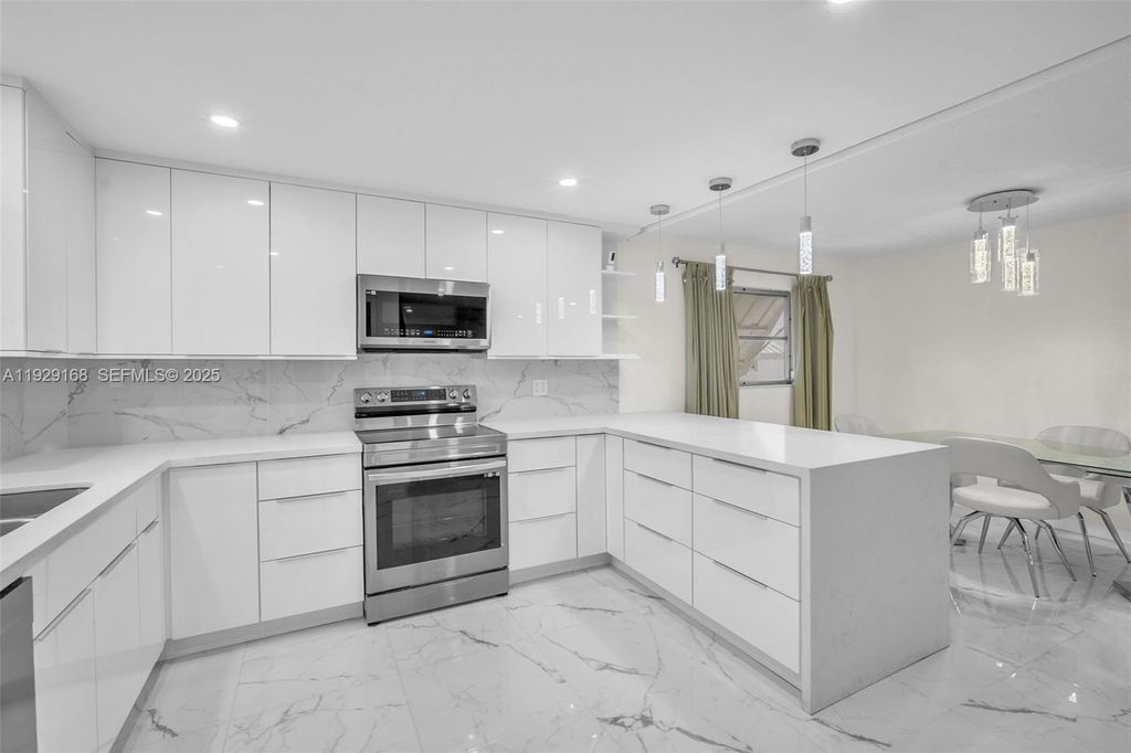 Photo of 500 S Luna Ct #7, Hollywood, FL 33021 (MLS # A11929168)