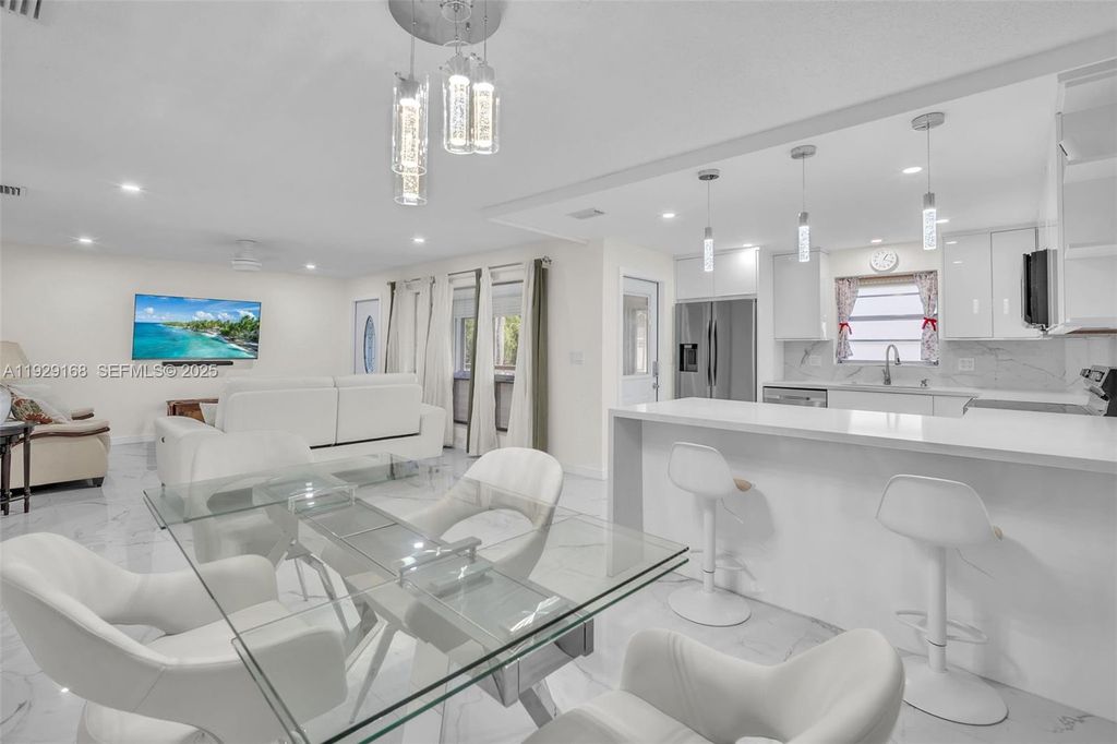 Photo of 500 S Luna Ct #7, Hollywood, FL 33021 (MLS # A11929168)