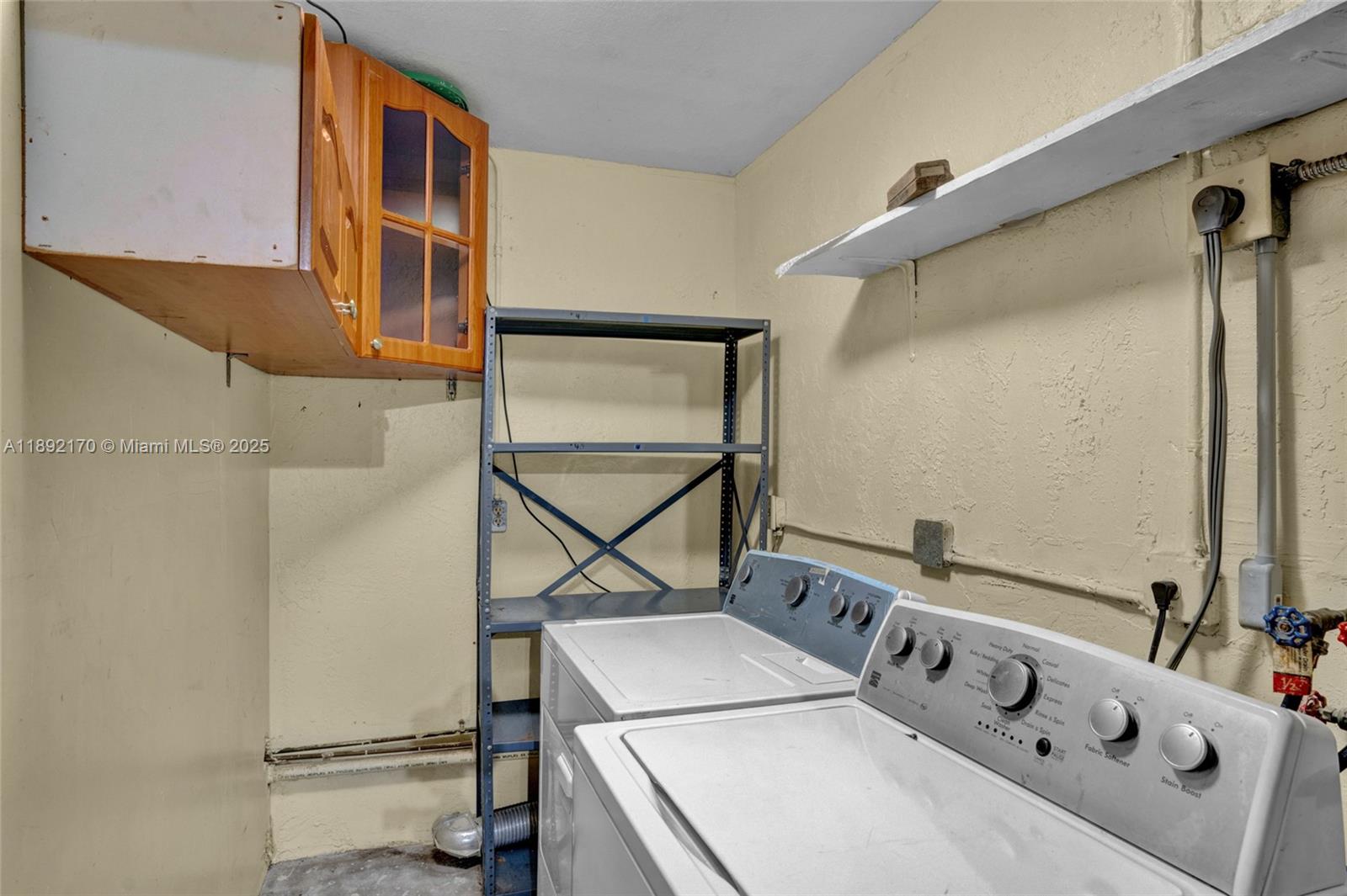 MEADOW WOOD MANOR SEC 3 - Residential Lease