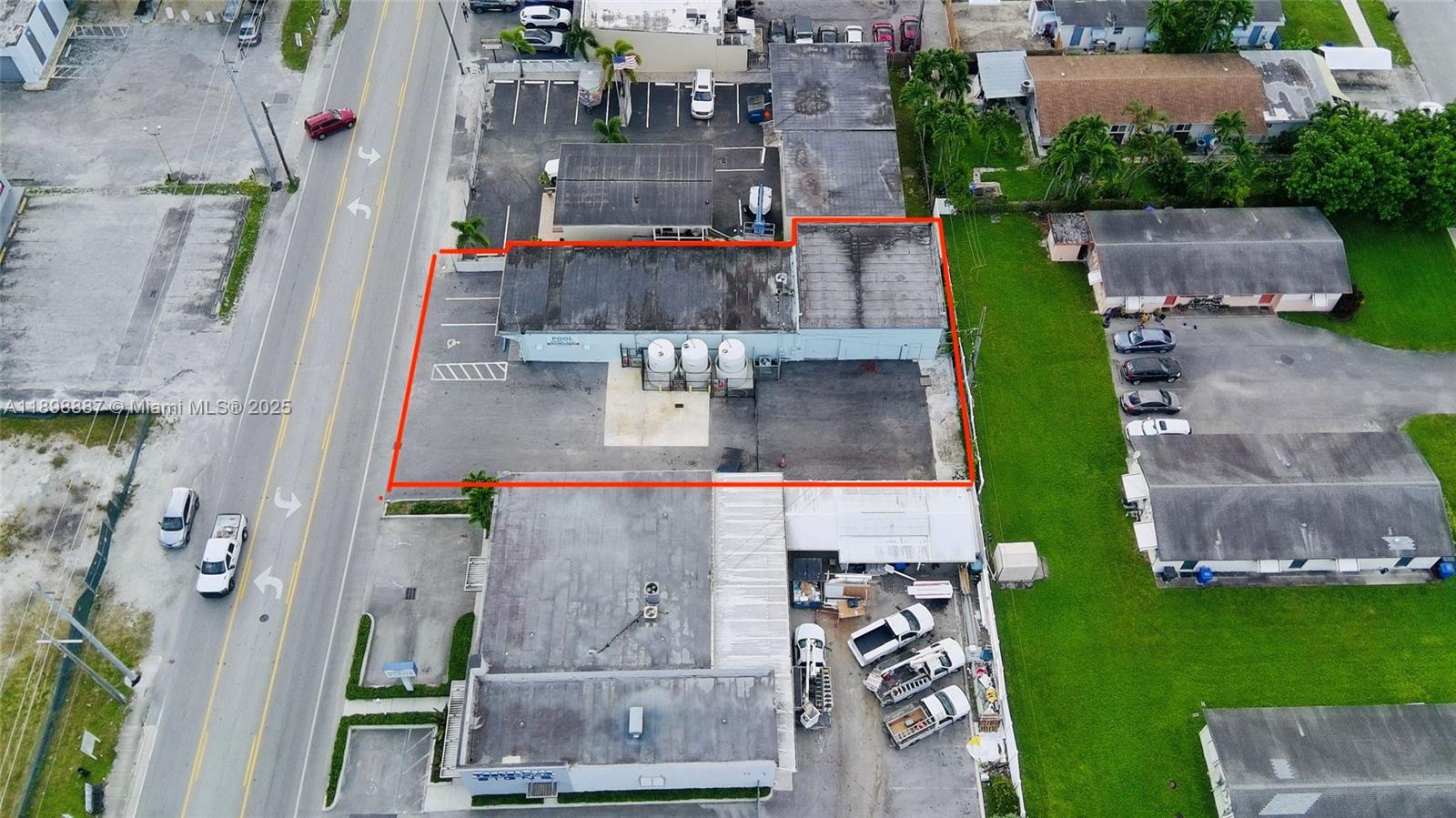 Main image without alt text