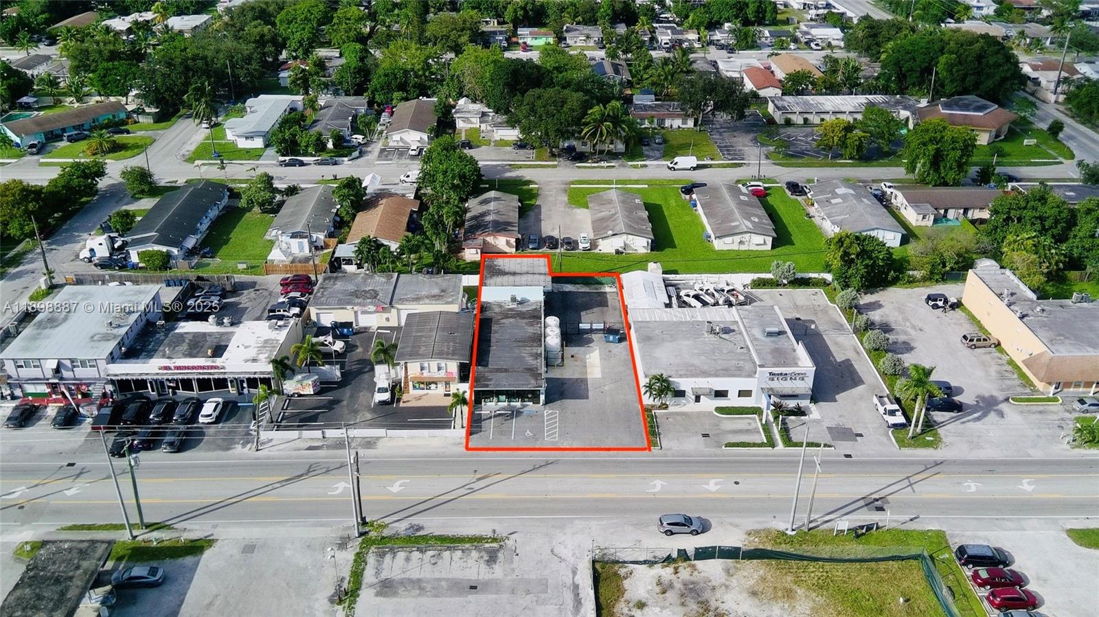 Main image without alt text