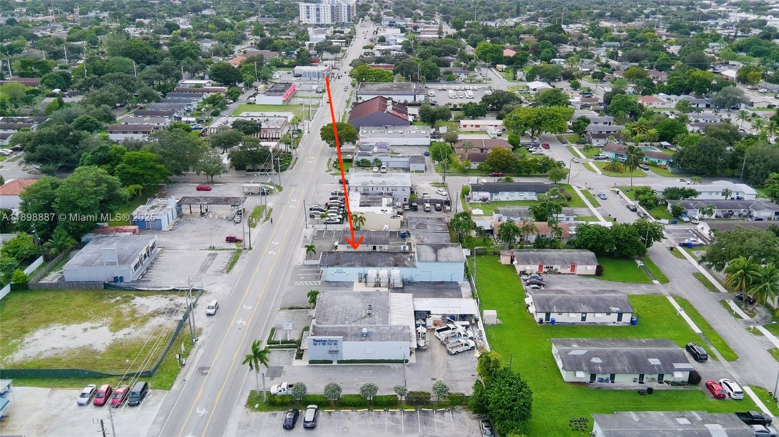 Main image without alt text