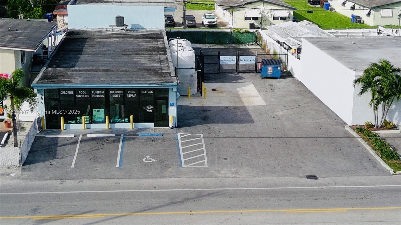 Main image without alt text