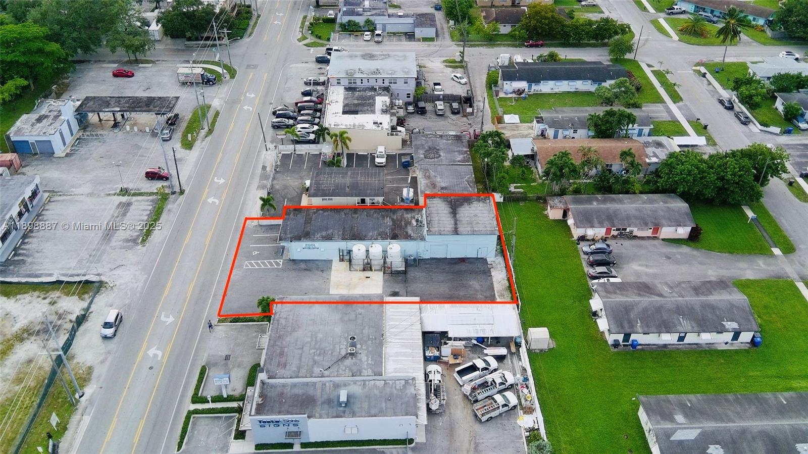 Main image without alt text