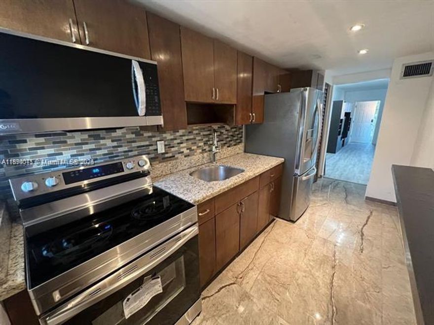 RENOVATED 1 BEDROOM 1 BATHROOM UNIT AT FLORIDIAN ARMS CONDO, FEATURES RENOVATED WOOD FLOOR,
NEW KITCHEN APPLIANCES. GREAT LOCATION, NEAR MANY SHOPS, PARKS, SCHOOLS, US1, ETC.