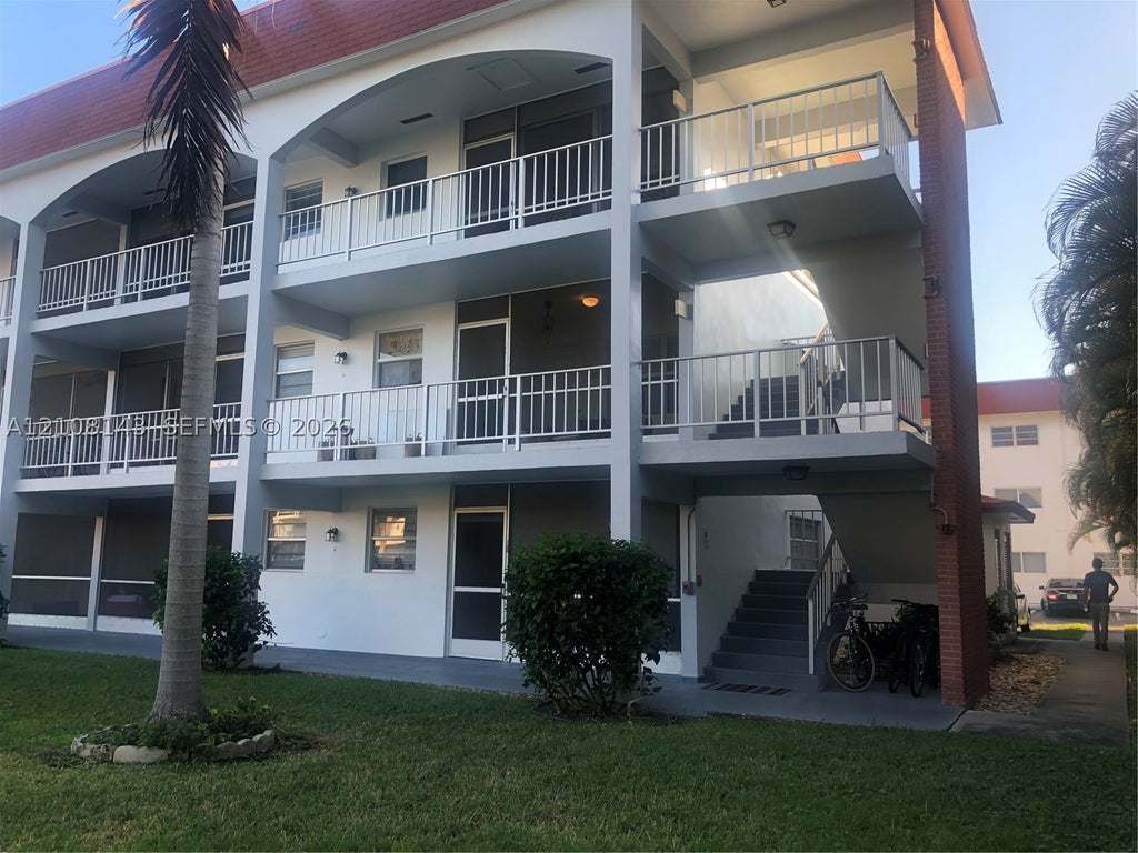 Photo of 541 Blue Heron Dr #220, Hallandale Beach, FL 33009 (MLS # A12108143)