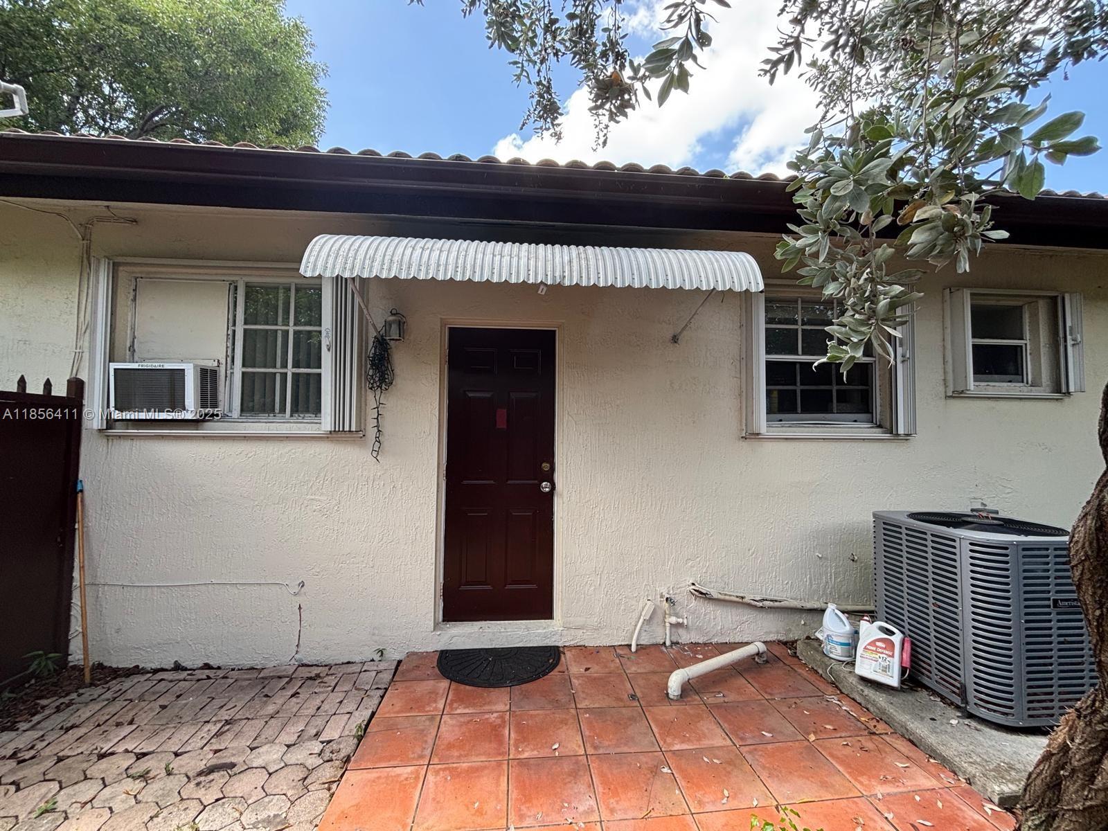 Excellent 1/1 efficiency all separated plus a big side yard and 2 parking. All included in the rent, water, electricity, internet. Close to FIU, Turnpike, Palmetto and majors Malls.