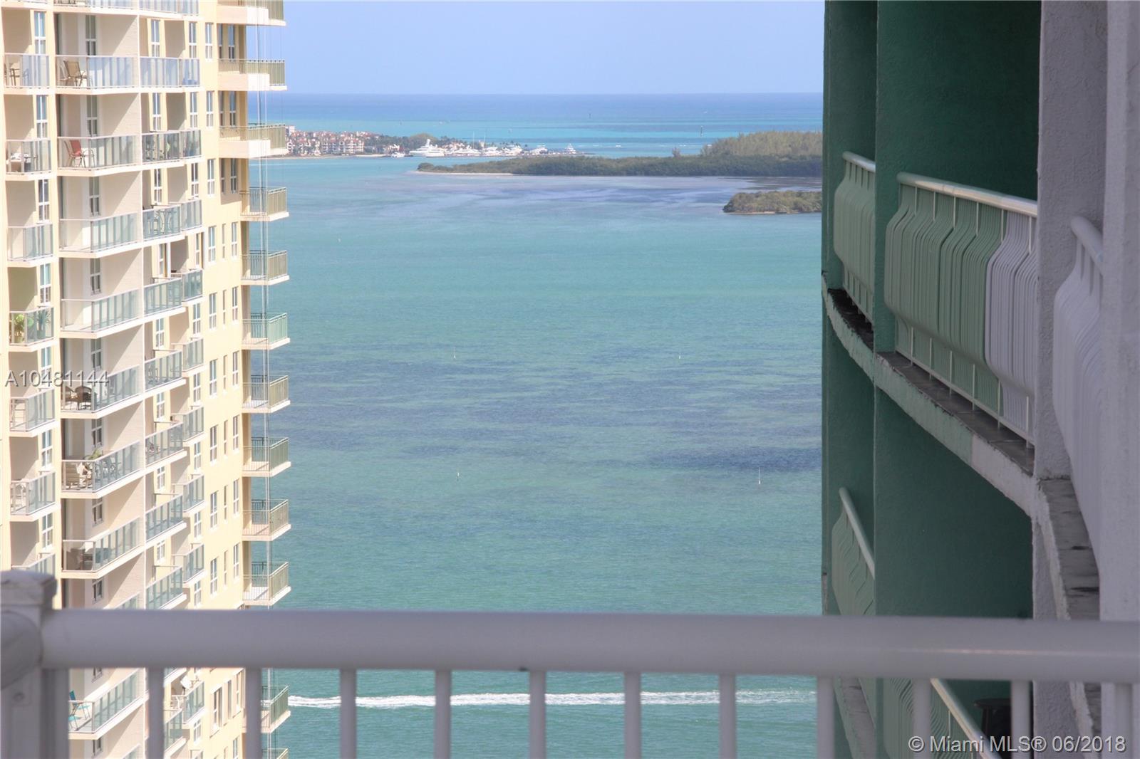 Beautifull City and Bay View from this Corner Unit in the Heart of Brickell. Three Bedrooms and two bath with wrap around balcony.
This unit is within walking distance from FIU, metro station, restaurants, Club.