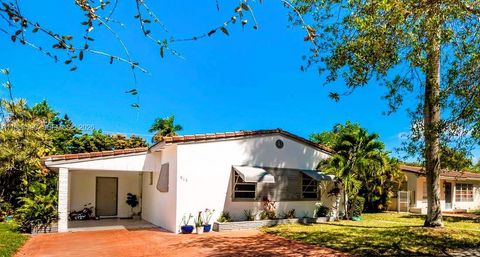 Photo of 913 NE 4th St, Hallandale Beach, FL 33009 (MLS # A11984590)