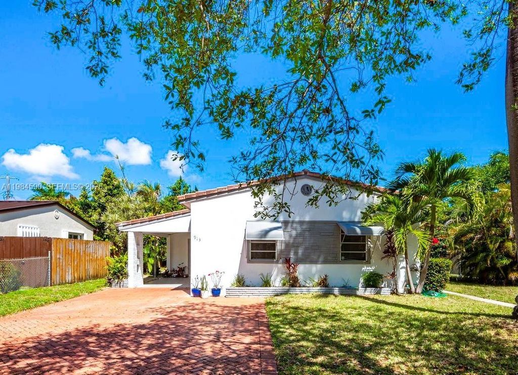 Photo of 913 NE 4th St, Hallandale Beach, FL 33009 (MLS # A11984590)