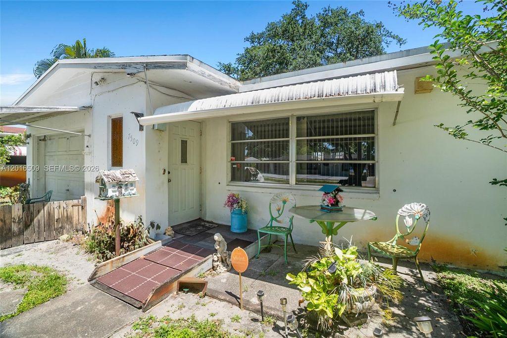 Photo of 7509 Garfield St, Hollywood, FL 33024 (MLS # A12016509)