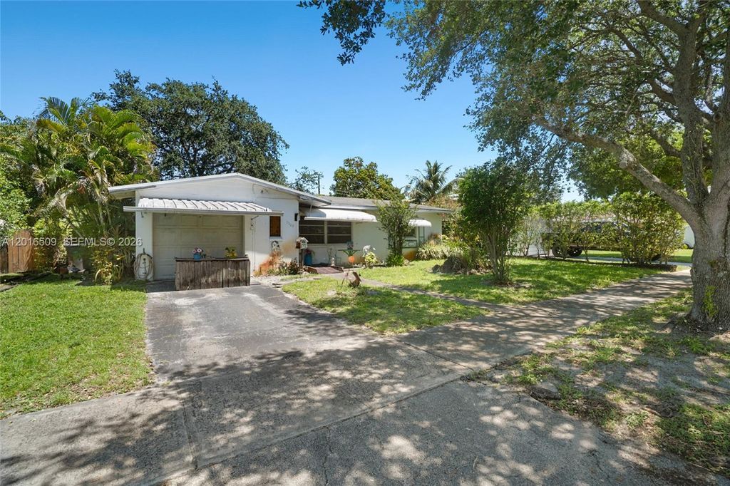 Photo of 7509 Garfield St, Hollywood, FL 33024 (MLS # A12016509)