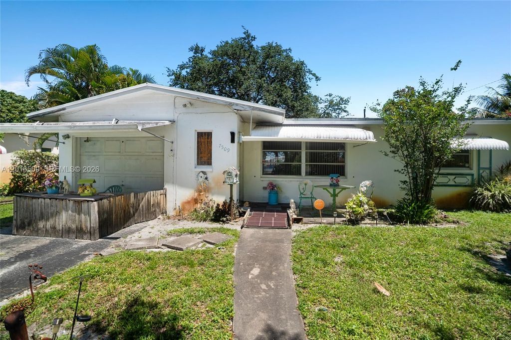 Photo of 7509 Garfield St, Hollywood, FL 33024 (MLS # A12016509)